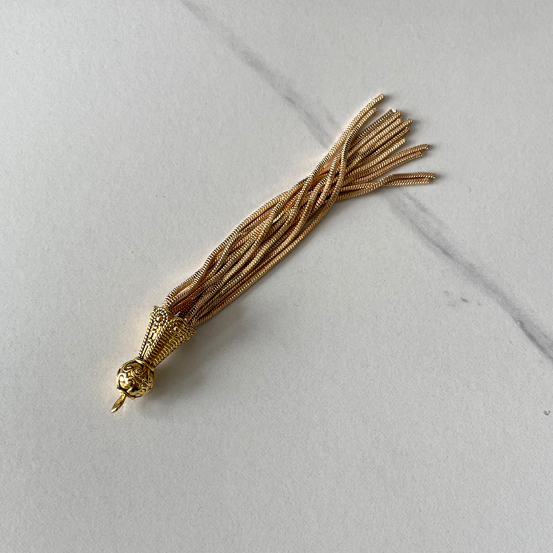 شرابة معدنية ذهبيه او الاكسسوار الاقراط نسائيه