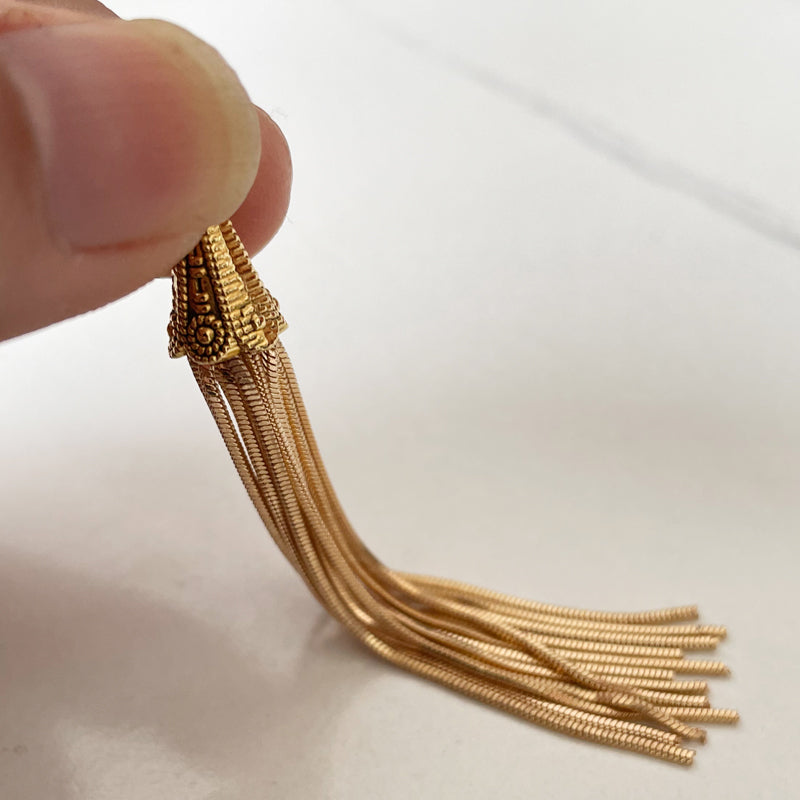 شرابة معدنية ذهبيه او الاكسسوار الاقراط نسائيه