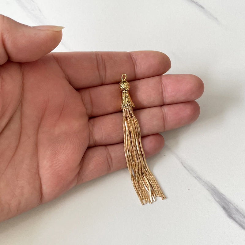 شرابة معدنية ذهبيه او الاكسسوار الاقراط نسائيه